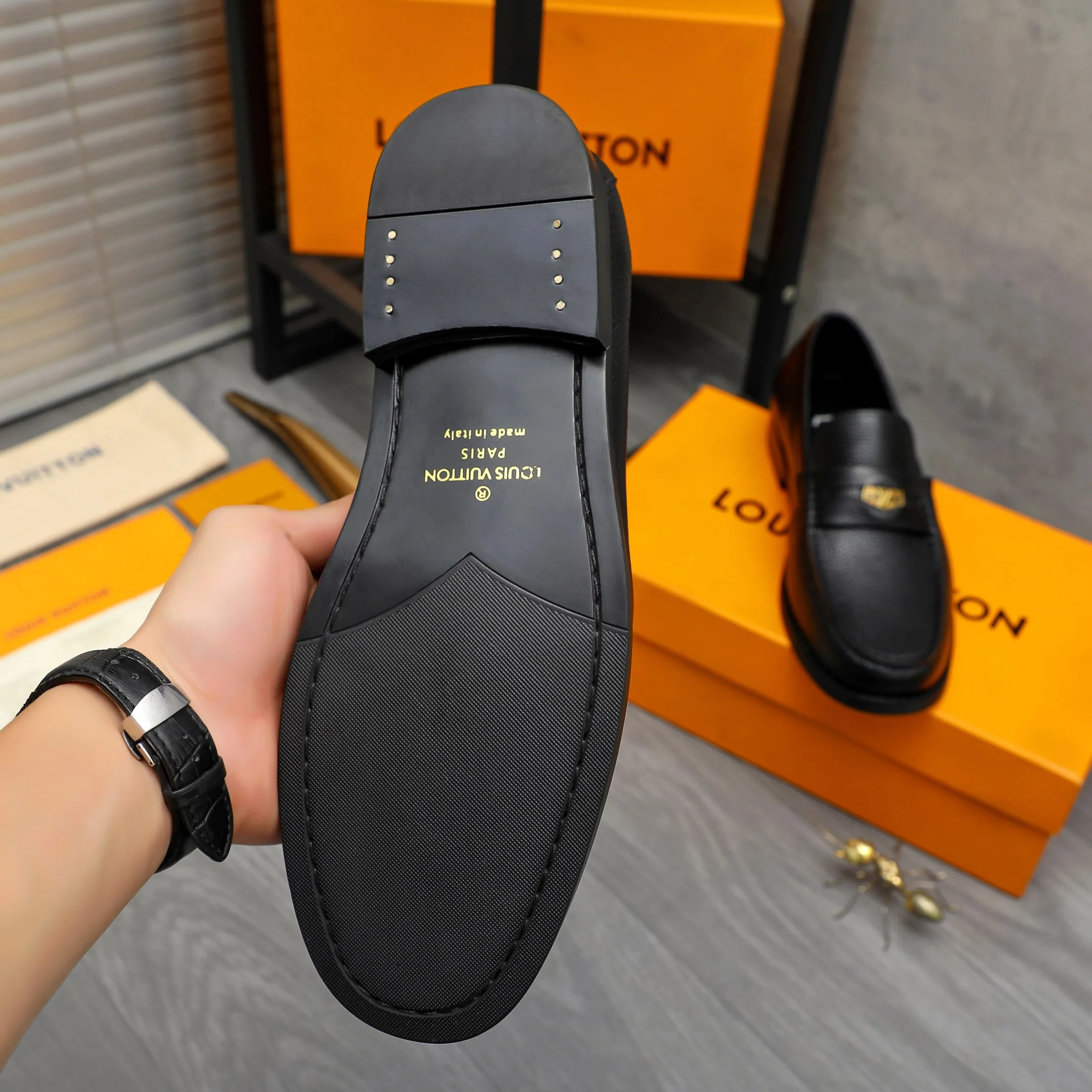 Men's shoes 💰p460 Product trademark: LV (Louis Vuitton) business slip-on leather shoes. Regular size: 38-45 (45 is custom-made and non-returnable) Product materials: Selected pebbled cowhide upper, cowhide lining, original rubber outsole
